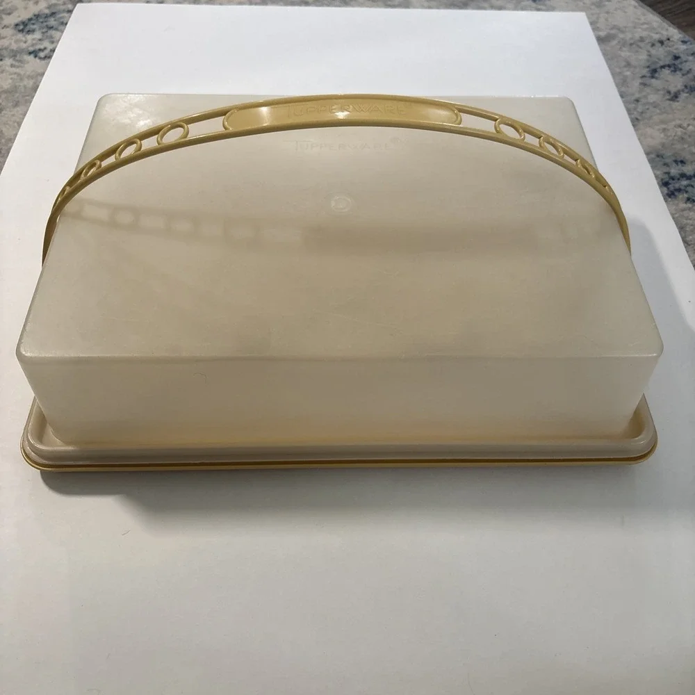 Tupperware Rectangular Cake Taker W/Handle Gold 15